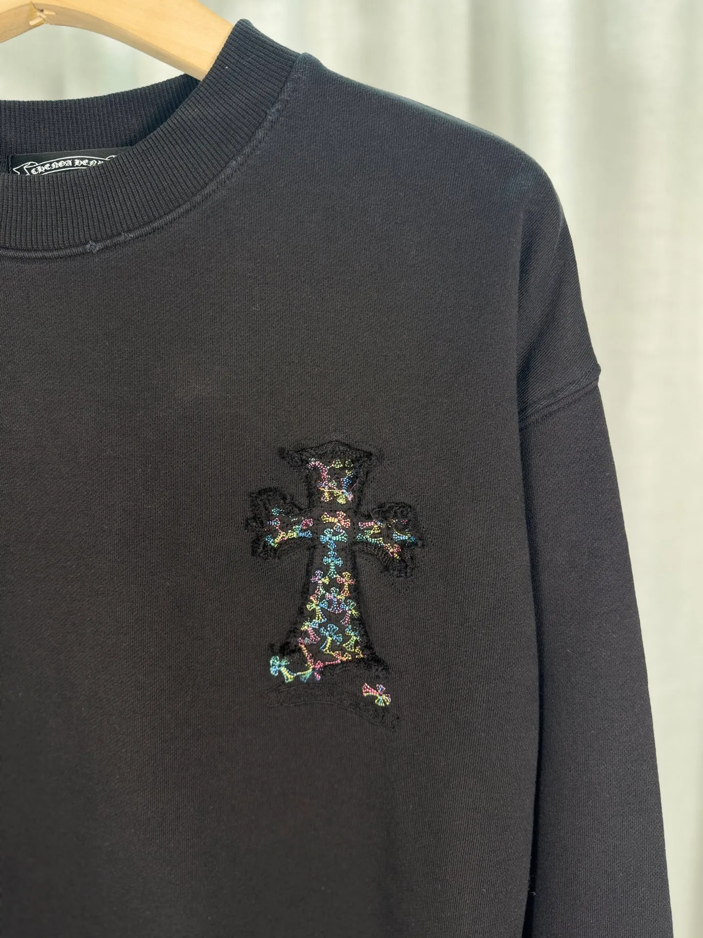 P270 top version, real shot without P, ​​different from market currency) 𝗖𝗵𝗿𝗼𝗺𝗲 𝗛𝗲𝗮𝗿𝘁𝘀/Cro Xin 2025 Bi Wen Dyed and Worn Autumn and Winter New Original Single Counter American Laser Burnt Bi Wen Dyed and Worn Couple Casual Sweater 👑The highest version! Customized fabric 430g tripe terry fabric! American acid washed distressed original denim with burnt flowers ✟appliqué embroidery and exquisite embroidery of letters! The best-selling model in the counter, very comfortable to wear. Accessories: original molded and authenticated collar label➕100% silk wash label. Genuine purchase-grade original hangtag➕matching hanging rope➕3D hanging beads➕original packaging bag. Craftsmanship: The original version has consistent wiring! The highest version of the armhole matching technique! Color: White Black Size: S M L XL Style No.: 9327